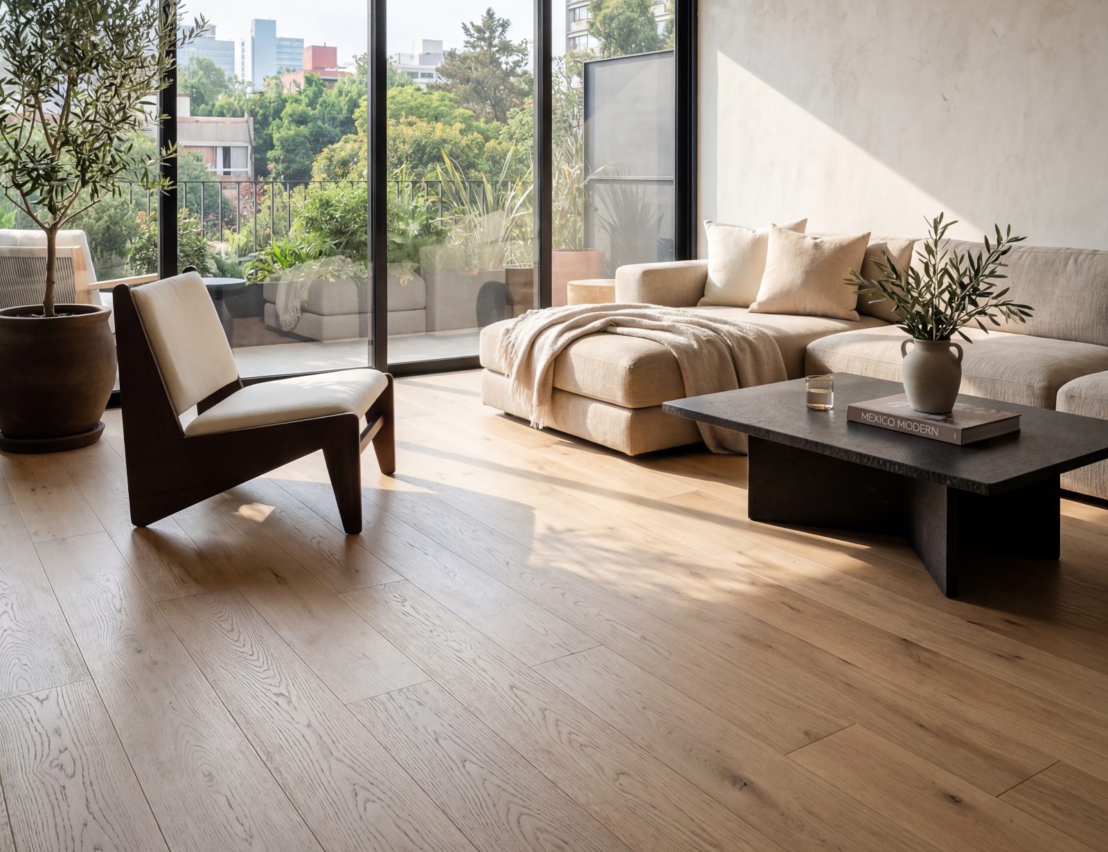 Sala con piso TALÖ tono madera clara bañado por luz de tarde